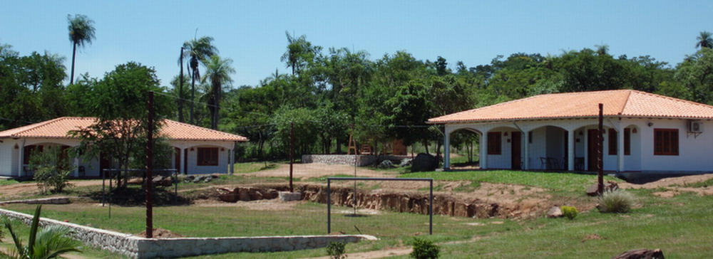 Neue Gästezimmer mit Sportplatz und Kinderspielplatz im Hintergrund