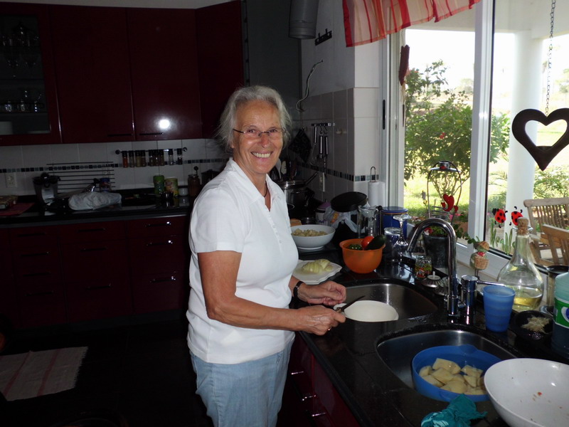 Oma am kochen